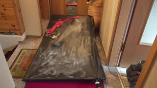 Mit Fantasticrubber Krageneinstieg Catsuit in Vakuumbett