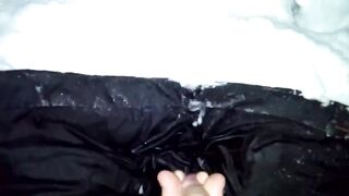Артем дрочит сам себе ногами на снегу self suck autofellatio self footjob
