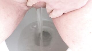 Tinkle tinkle, my pee feels so warm between my fingers