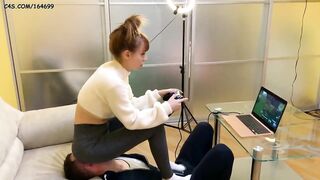[PREVIEW] Gamer Beauty Kira in Leggings Uses Chair Thrall During the time that Playing During Fullweight Facesitting
