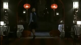 Vintage tinto brass-moglie troia apre le gambe al ristorante cinese per farsi spiare da guardone