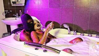 BBC Chap Gets Sloppy Bathtub Oral sex from Sexually excited Wife.