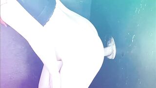 Esposa recebe gozada inesperada dentro de um desconhecido no gloryhole!