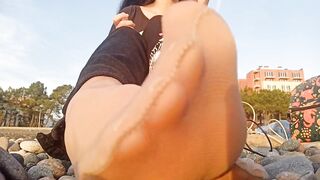 POV НОЖКИ В КОЛГОТКАХ У МОРЯ УНИЖЕНИЯ НА РУССКОМ