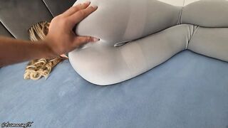 Stepsister caught stepbrother's morning wood whilst sharing daybed and gets her large booty in leggings cum overspread