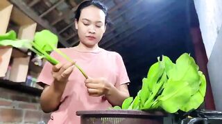 Prepering *Genjer* greens with mbokde