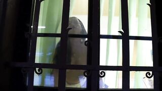Dreier im Wartebereich mit dicken Titten Weib