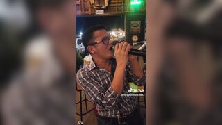 Homosexual se le moja la garganta