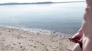 Baritonekazoo strokes his large dong in nature's garb at the beach