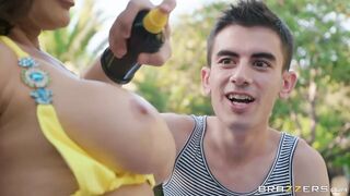 Breathtaking mother i'd like to fuck lisa ann lays hand on pool-male