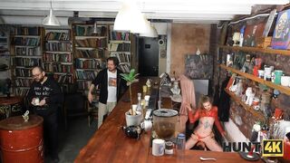 HUNT4K. Alice Deliora is Sucking a Knob in a bar