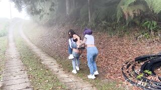 Amigas cachondas me desnudan en via publica para ver mi culo, tetas y coño