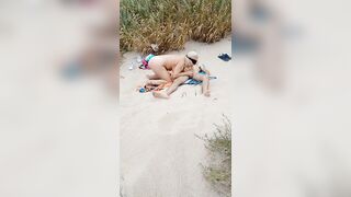Dois amigos fudendo na praia