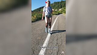 Rischioso La ragazza di campagna sulla strada principale mostra le tette ai passanti - Nikylamonella
