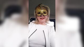 Mostro le tette ai passanti in macchina