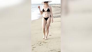 Mi spoglio nuda sulla spiaggia