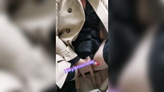 Moglie puttana mosta la figa e il culo nel negozio di scarpe
