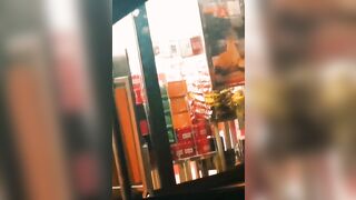 Sotto il cappotto la puttana nuda in autogrill