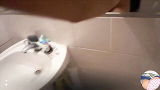 Espio a mi mejor amiga en la ducha y terminamos follando bien rico