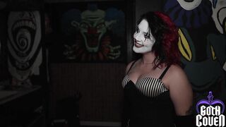Clown statues jump a stranded traveler