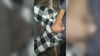 Me quedo caliente y termino masturbandome