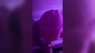 dans la baignoire, pour que je puisse le sucer, et j’avale tout.