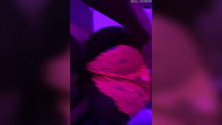 Culo redondo es penetrado por hombre musculoso, gemidos