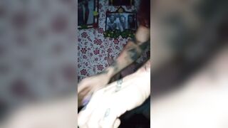 Pareja de hermanastros fumando y bailando sexy