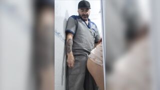 Recebi encanador so de toalha no meu banheiro.