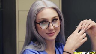 Colleagues won't let noob nurse get screwed in piece