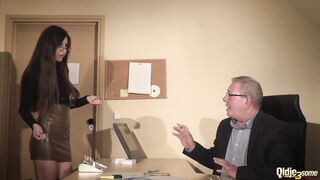 Secretary caught coworker sucking the old boss below his desk and joins in