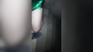 Nos subimos a escalera de casa abandonada y mi vieja me hace tremenda mamada, casi nos descubren