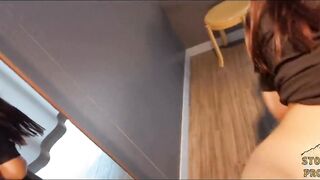 Deutsches Teen fickt mit Fremdem in öffentlicher Umkleidekabine