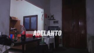 Pareja de amigovios amateur tomando tragos y se calientan entre risas