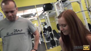 HUNT4K. Pour de l'argent, un homme permet à un chasseur expérimenté de baiser GF directement dans une salle de sport