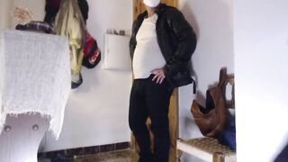 Amazon Delivery Guy gets a surprise Oral Pleasure