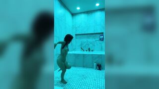 CUM SEE PETITE TEXIE TAKE A SHOWER AND GET OOZING JUICY