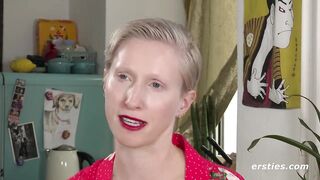 Blondine vergnügt sich mit Dildos