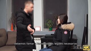 DEBT4k. Monica Moist tiene sexo inesperado con el persistente cobrador de deudas