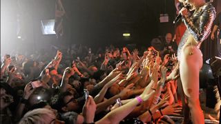 Miley Cyrus allows Fans to Touch her Snatch,Breast & Rectal Hole during Show