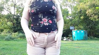Thick chick plays with her cunt outside