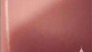 1. Mes voisins baisent fort et ont un gros orgasme pendant que j'écoute à la porte