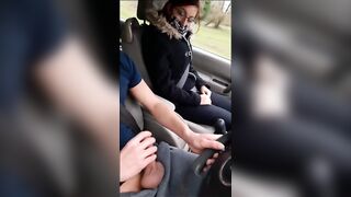 This woman was hitchhiking ... I took the risk of showing her my penis !! Incredible reaction