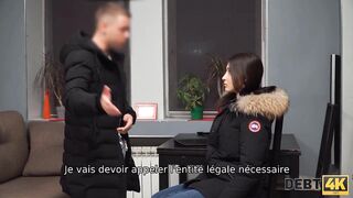 DEBT4k. Un mec type une bite bien dure d'un pantalon pour baiser le ravissant débiteur