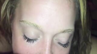 Freundin lutscht haarigen Schwanz und Arschloch