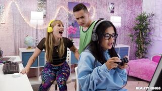 Reality Kings: Hawt Streamer Goes All The Way with Cutie Youngs on PornHD