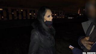 La belle Uruguayenne Katrina Moreno baisée en public devant la Journey Eiffel par two inconnus !!!