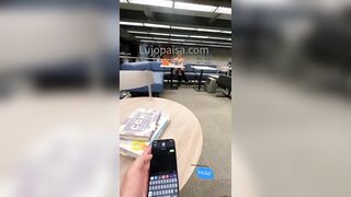 La conoce en la biblioteca de la universidad y se la folla en el baño