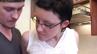 Schlampe hat Sex mit Nachbarsjungen