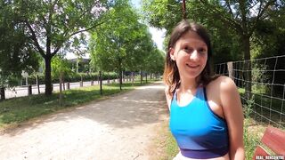 Joggeuse en manque de bite trompe son mec avec two inconnus rencontrés dans la rue !!!